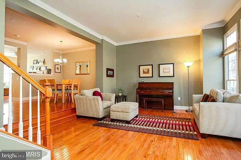 1 bed, 1.5 bath, 1000 sqft, $900 — Photo 1