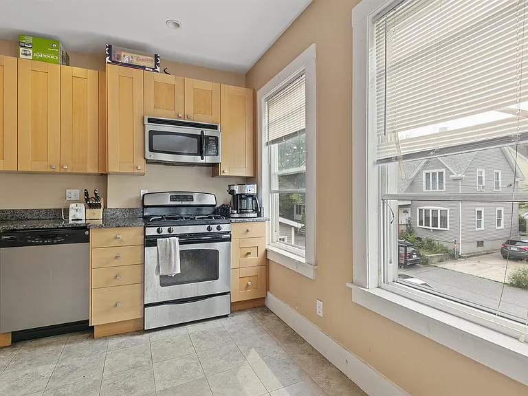 39 Albion St #A — Photo 8