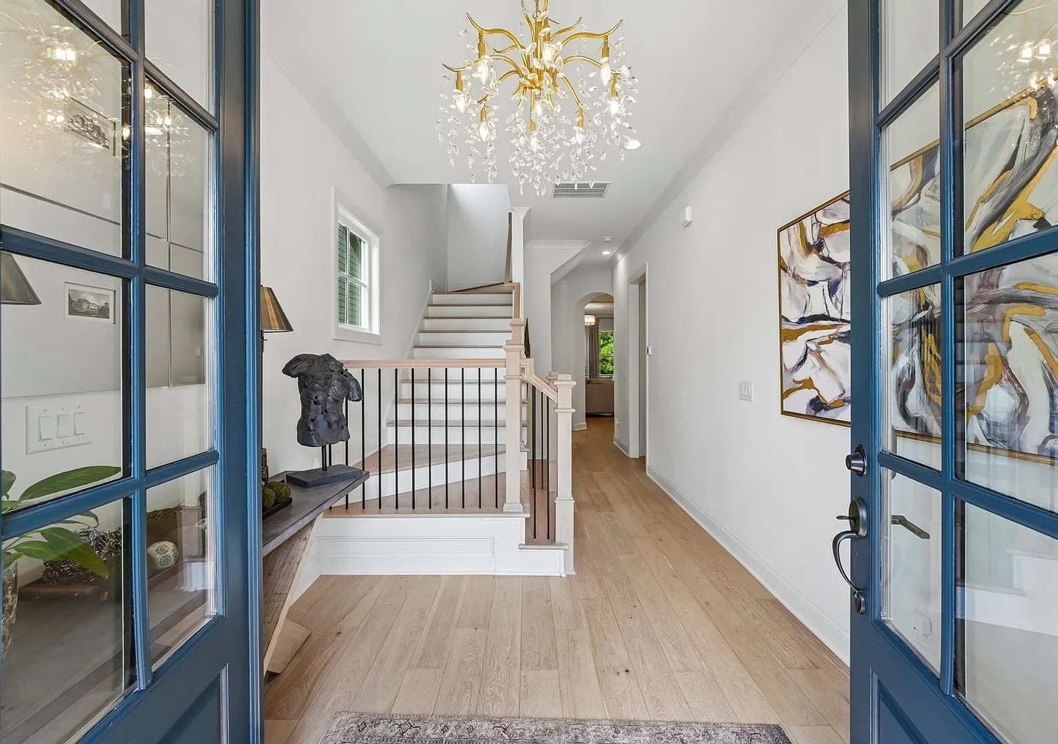 Stunning 4BR House in Canton — Photo 3