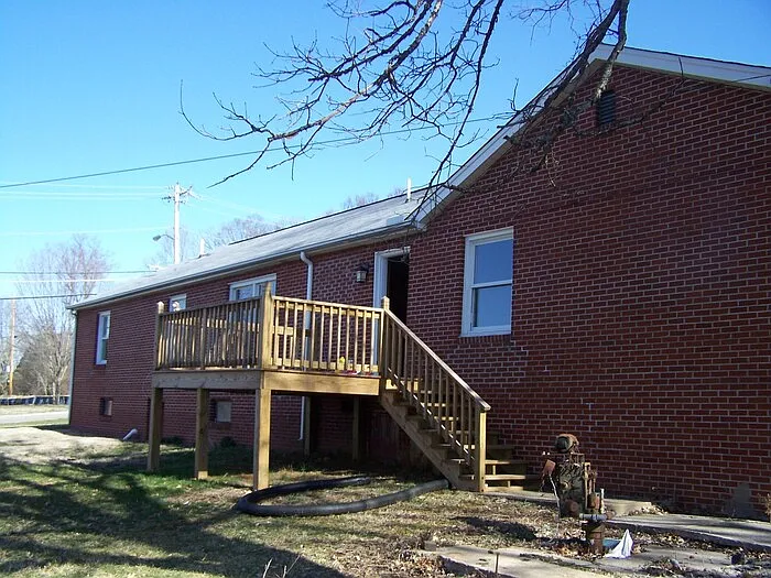3 bed, 2.0 bath, 1951 sqft, $2,600 — Photo 2