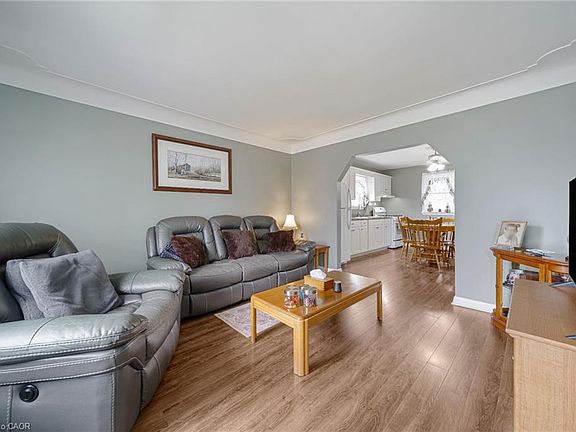 3rd image of 205 Crysler St