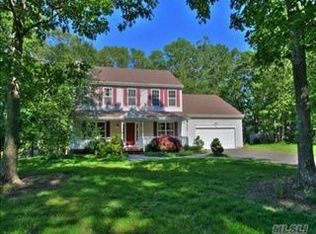 20 Ruth Ct, Riverhead, NY 11901