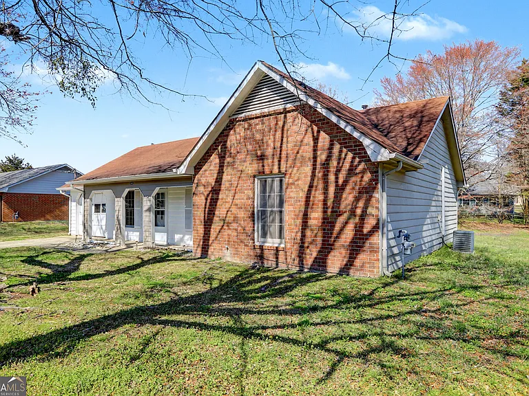608 S Jeff Davis Dr — Photo 2