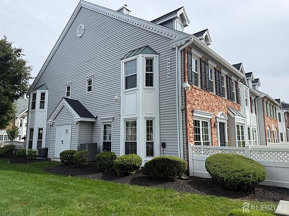 3rd image of 382 Hadleigh Ln