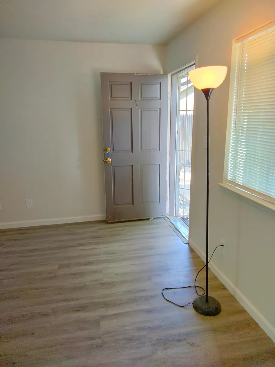 Living room - 521 E Elm St #3