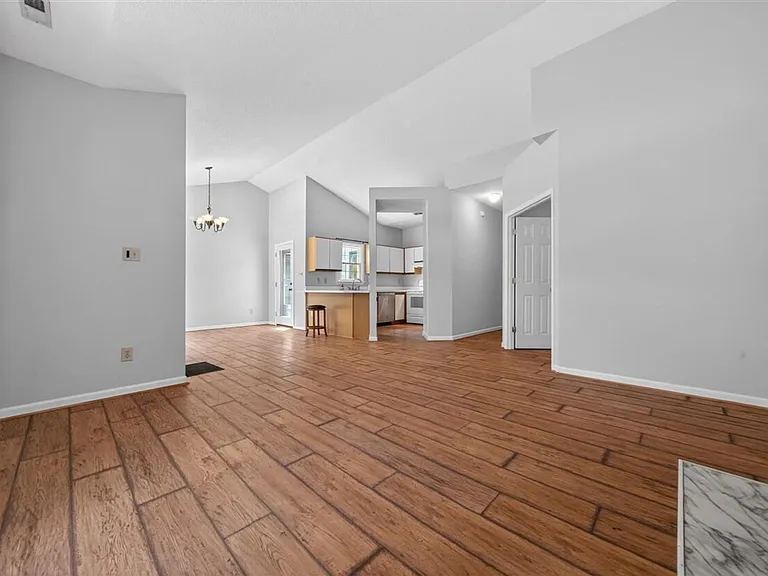 105 Ellsworth Pl — Photo 2