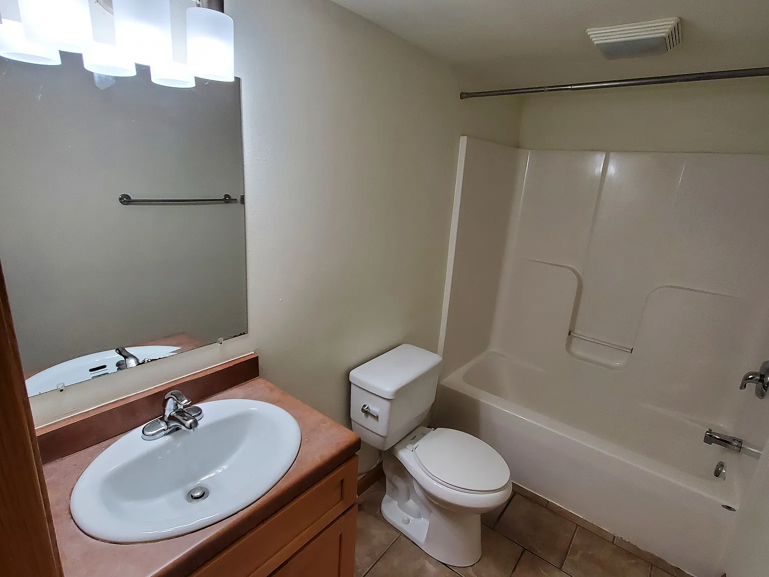 2 bed, 1200 sqft, $1,600 — Photo 4