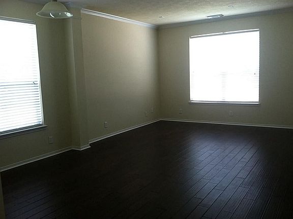 2nd image of 10527 Saratoga Sq