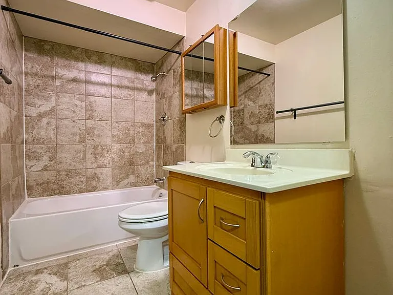 0138-01 Reed Apartments — Photo 11