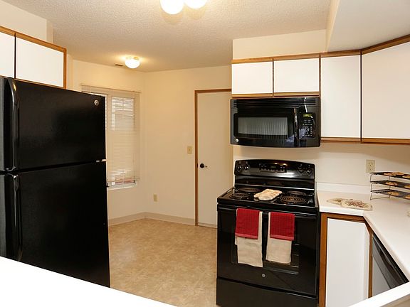 Fully Equipped Kitchen Comes with Fridge/Freezer, Range/Oven