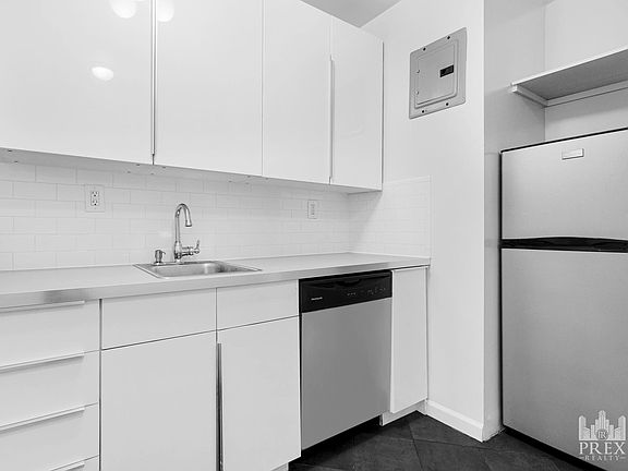 4th image of 306 E 71st St APT 1D