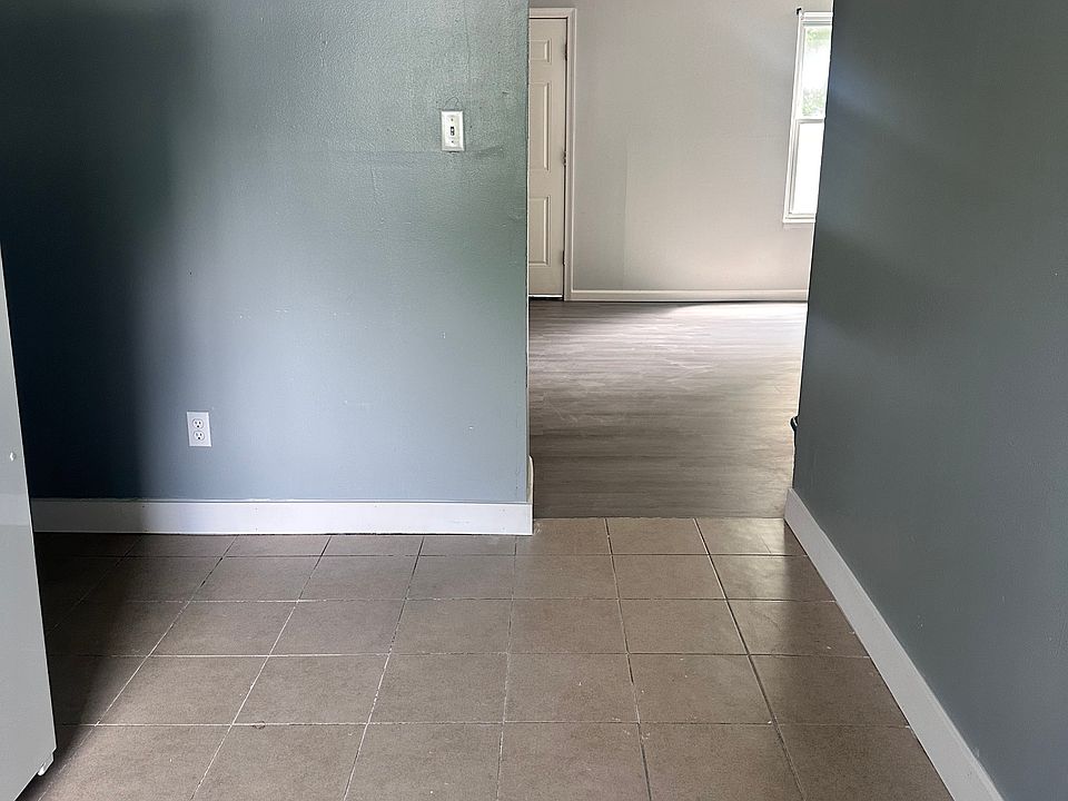 2nd image of 205 Chenault Ct