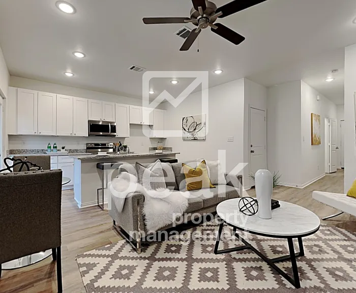 1501 Boxwood Ln — Photo 3