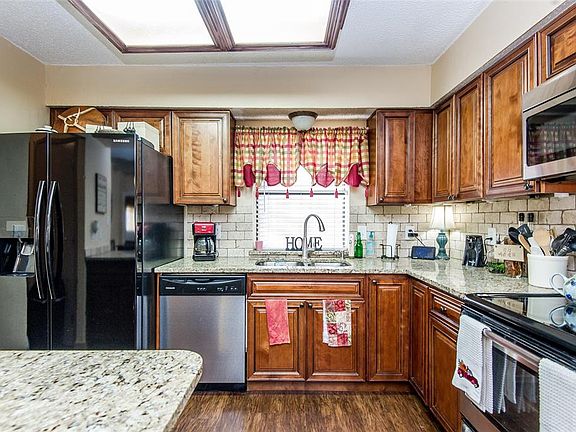 5th image of 814 Melissa Ln
