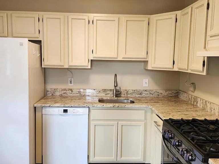 2102 Brookhaven Dr — Photo 5