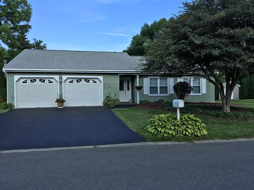 1st image of 19 Willowbrook Ln