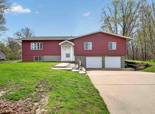 610 W Lone Tree Rd, Cedar Falls, IA 50613