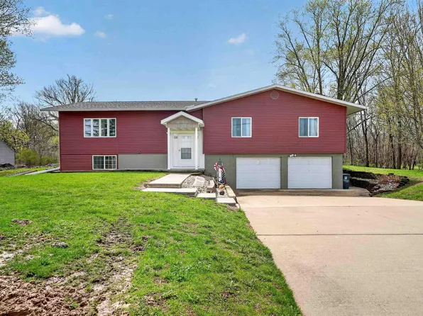 610 W Lone Tree Rd, Cedar Falls, IA 50613