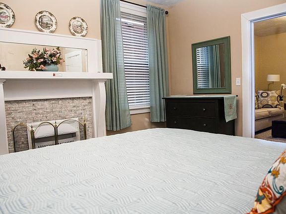 All linens are 100% white cotton, of excellent quality and h