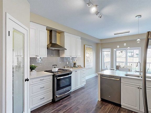 5th image of 19 Basswood Rd