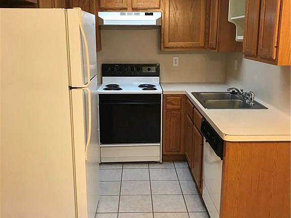4th image of 1017 Autumn Cir #B
