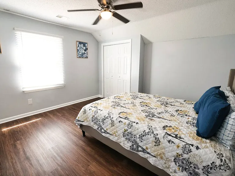 5456 Roxbury Dr — Photo 16