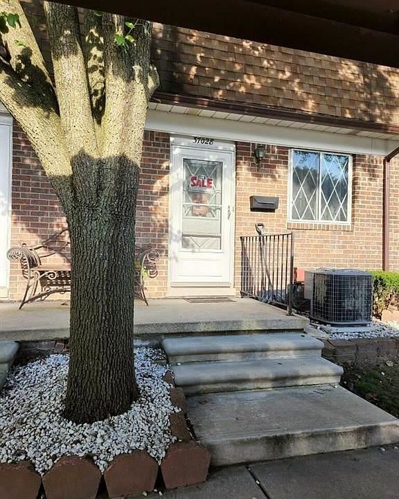 1st image of 37028 W Aragona Dr