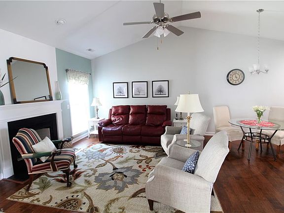 3rd image of 409 Peace Rollins Ct