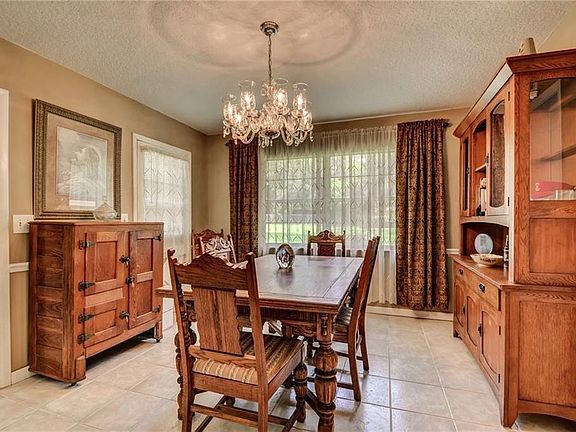 5th image of 1623 Twin Oaks Dr