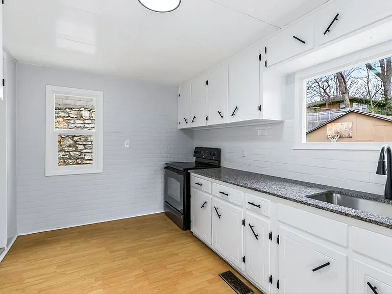 221 N Crysler Ave — Photo 12