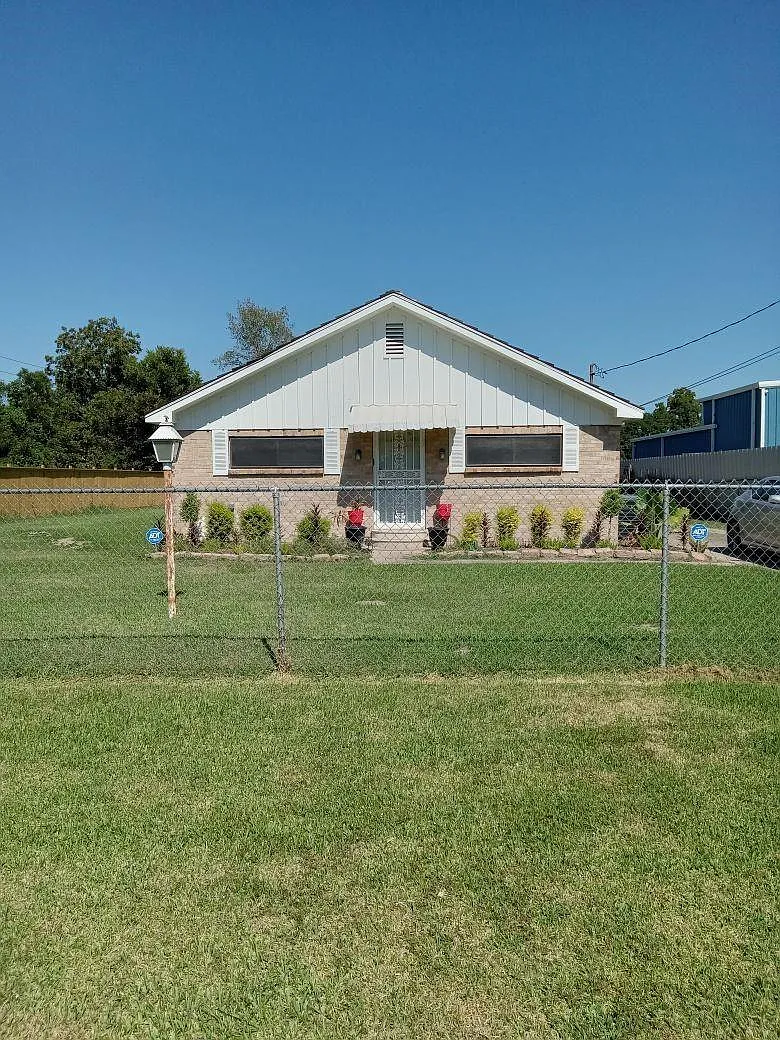 3 bed, 2.0 bath, 1484 sqft, $1,800 — Photo 2