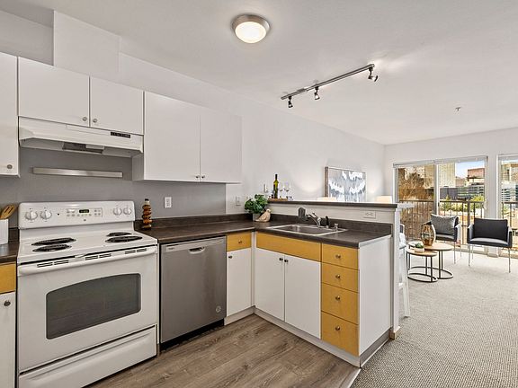 4th image of 1620 Belmont Ave Unit 623