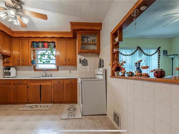 4th image of 2251 Woodlawn Ave #4