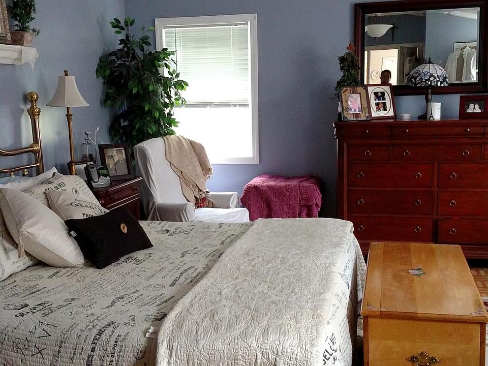 2nd image of 250 Old Webster Rd #G2