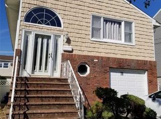 82 Stirling Ave, Freeport, NY 11520