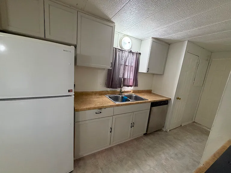 2640 Lehigh Ave — Photo 3