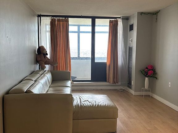 3rd image of 18 Knightsbridge Rd #1605