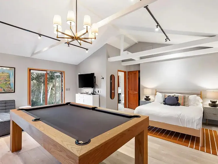 Beautiful guest house with pool table and smart tv.