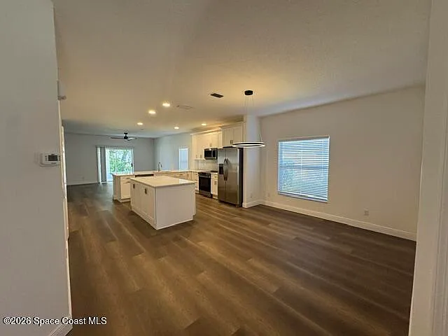 4 bed, 2.0 bath, 1940 sqft, $3,150 — Photo 4