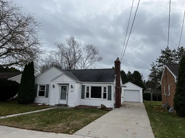 2223 Russell LANE, Manitowoc, WI 54220