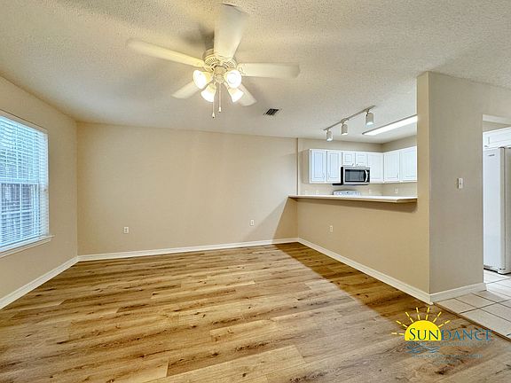 3rd image of 956 Scenic Oak Ln
