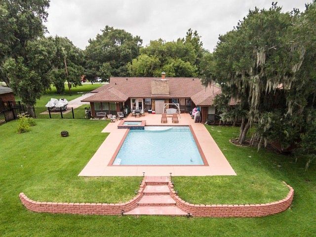 1st image of 213 W Bayou Dr