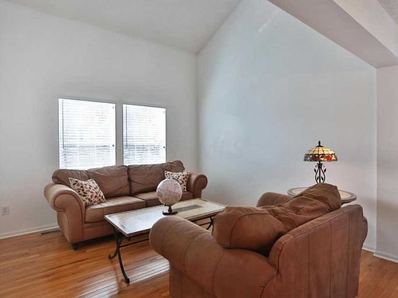 5th image of 616 Brighton St