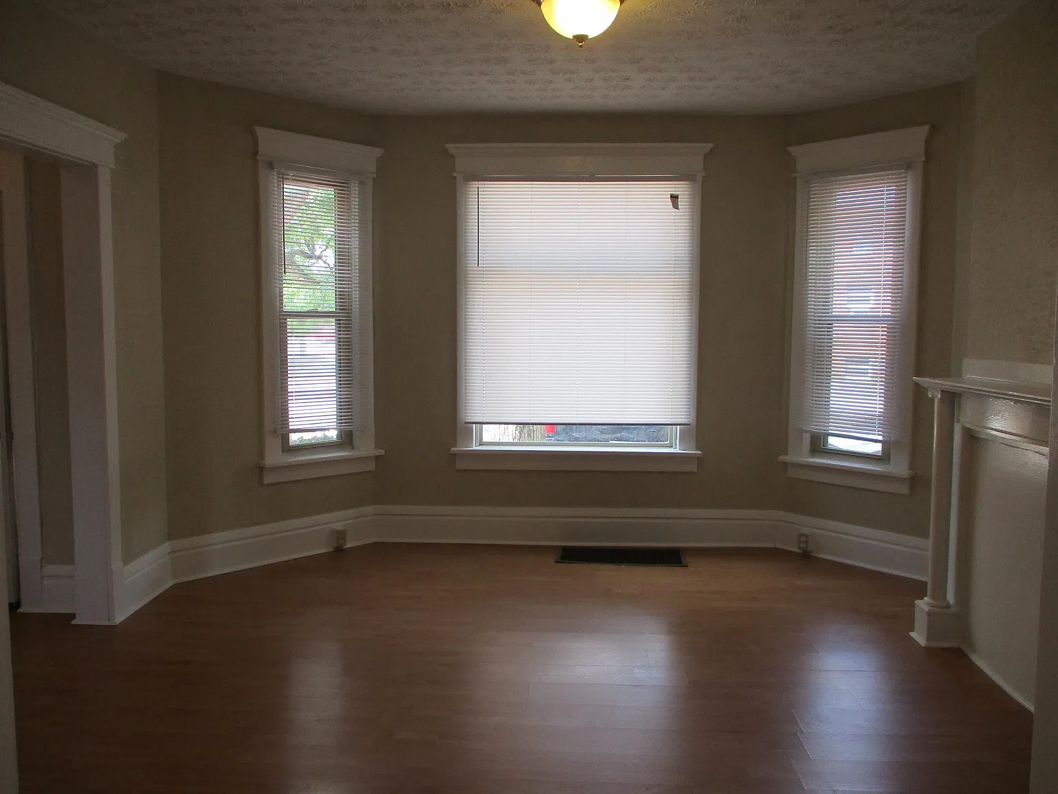 4 bed, 1.5 bath, 1200 sqft, $1,995 — Photo 2