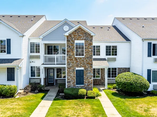 1521 Silverstone Dr #3, Carpentersville, IL 60110