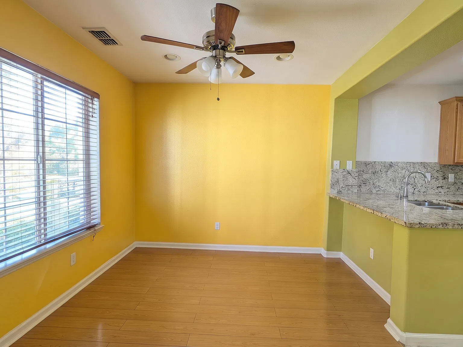3 bed, 2.5 bath, 1381 sqft, $4,200 — Photo 4