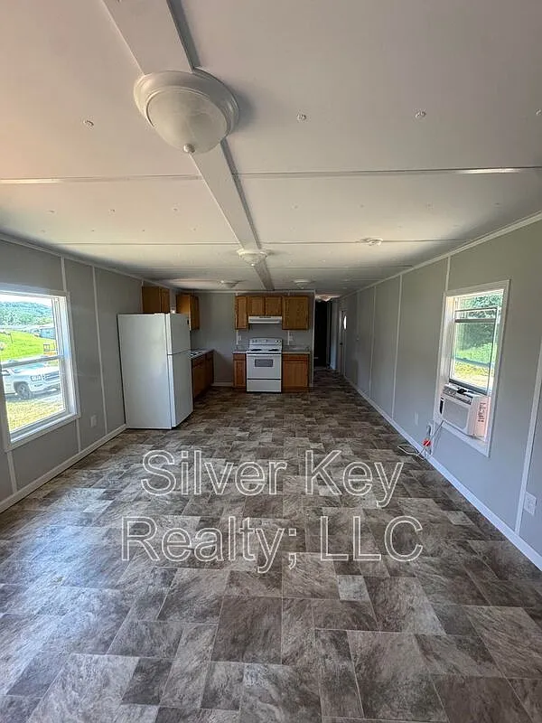 3 bed, 2.0 bath, $1,095 — Photo 3