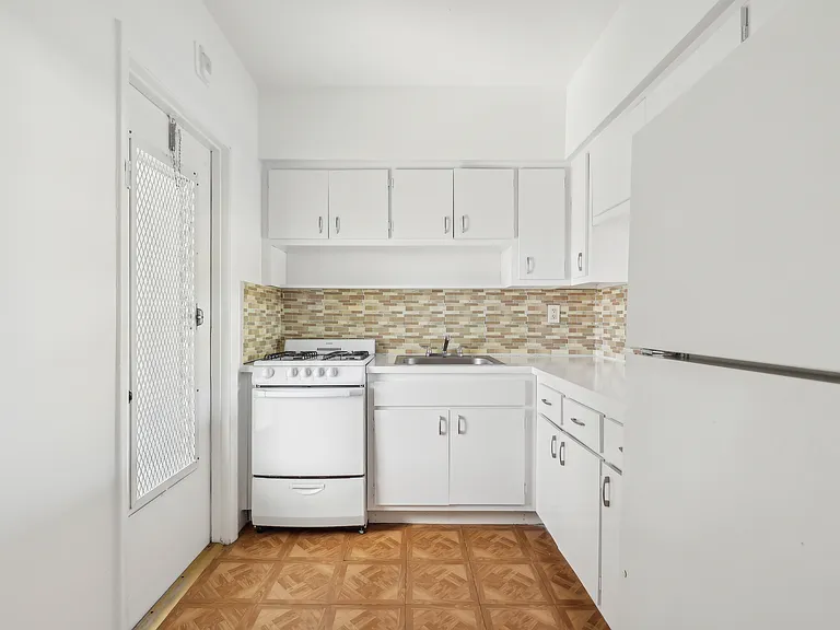 Esquire Apartments — Photo 23