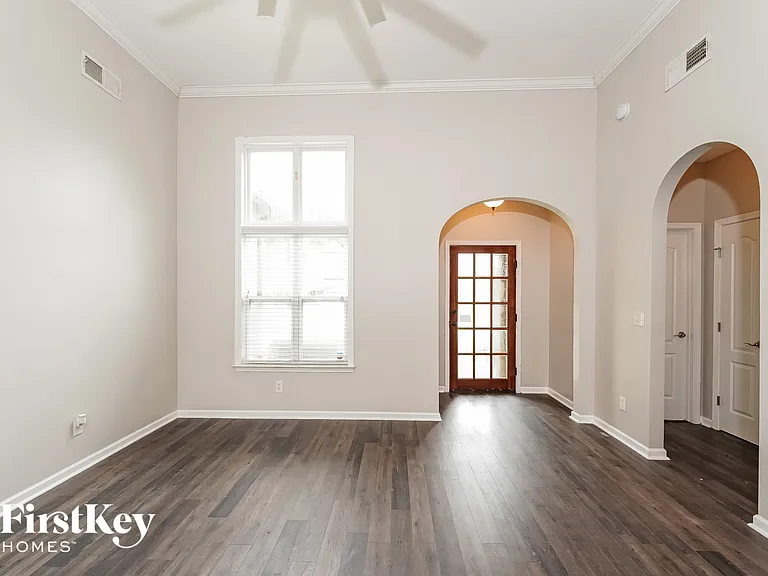 995 Valley Cir — Photo 2
