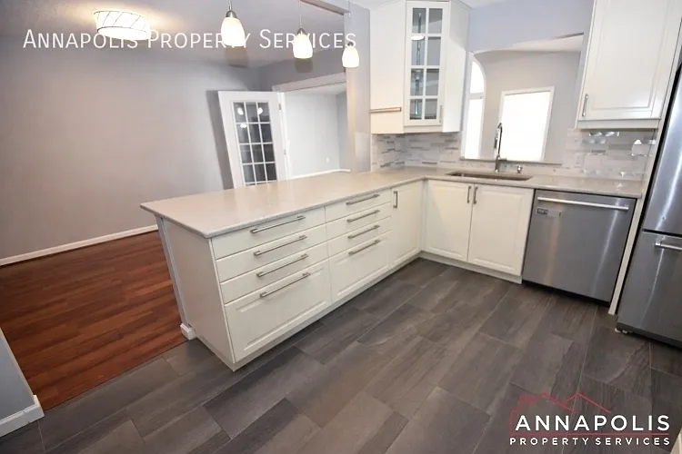 1027 Springhill Way — Photo 3